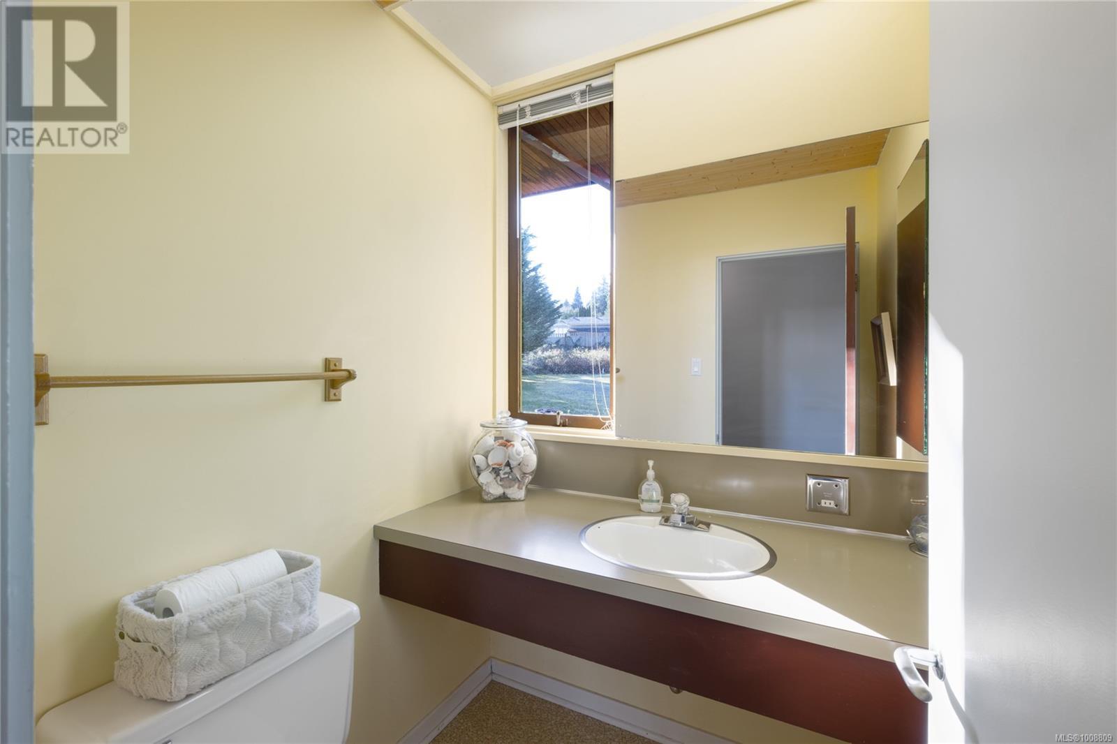 Photo 32 of 160 Kopina Dr, Bowser BC