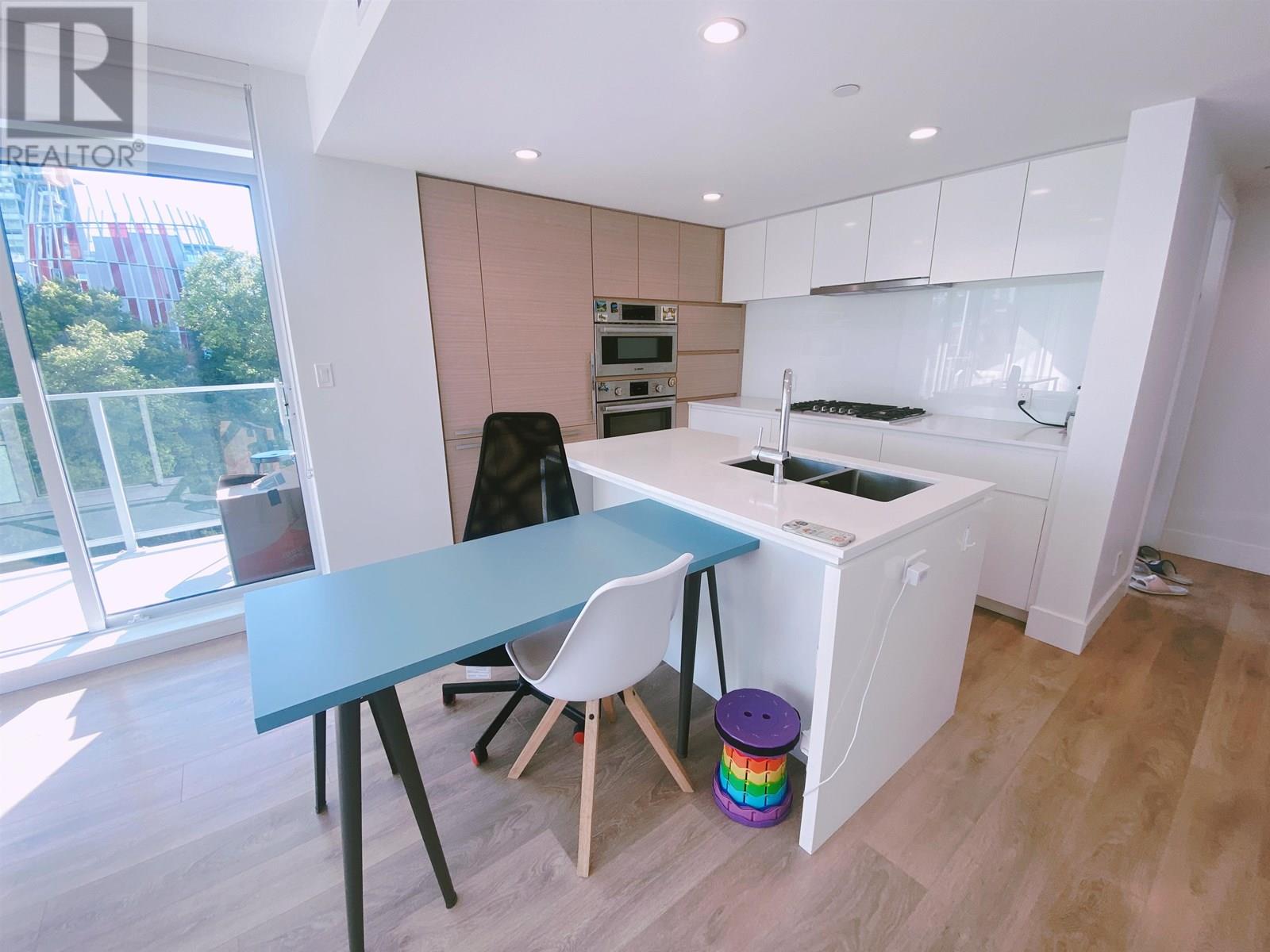 Photo 3 of 403 5508 Hollybridge Way, Richmond BC