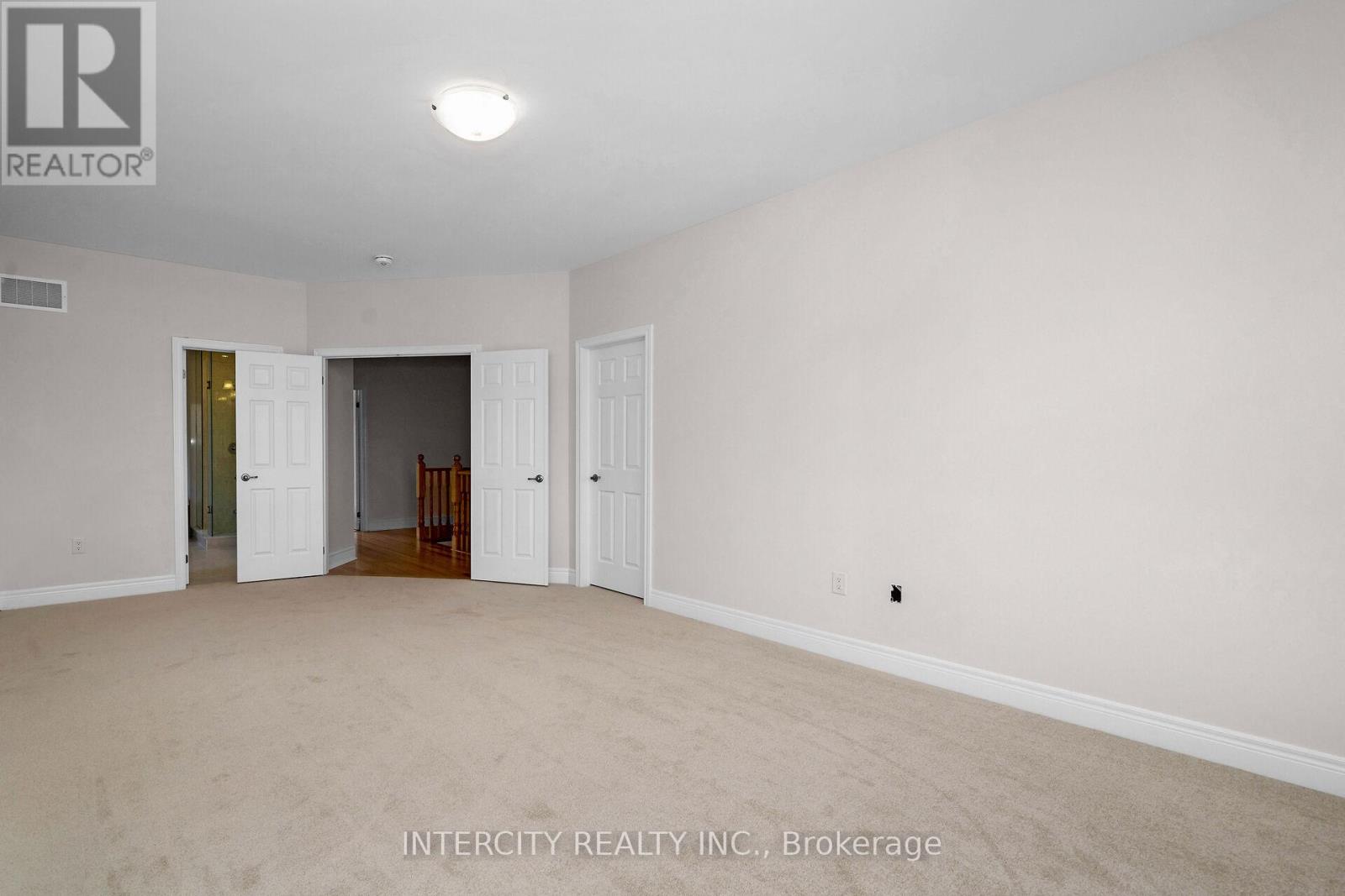 Photo 4 of 35 Keyworth Crescent, Brampton ON