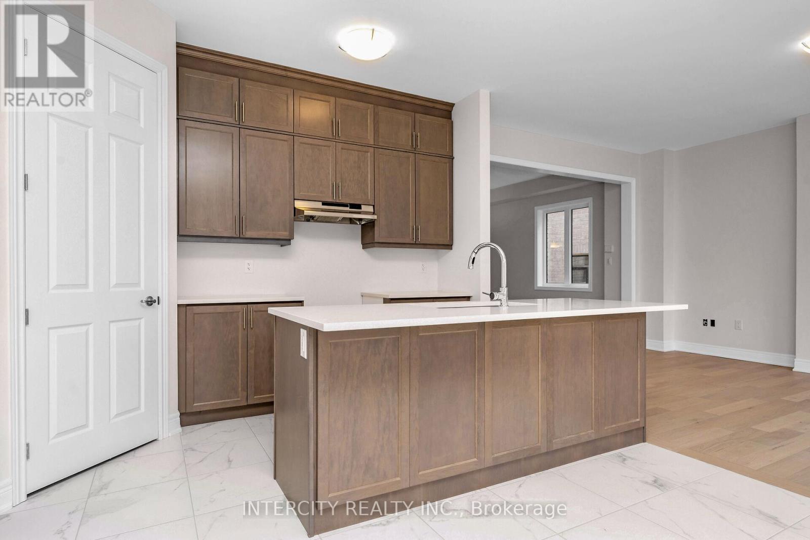 Photo 10 of 39 Keyworth Crescent, Brampton ON