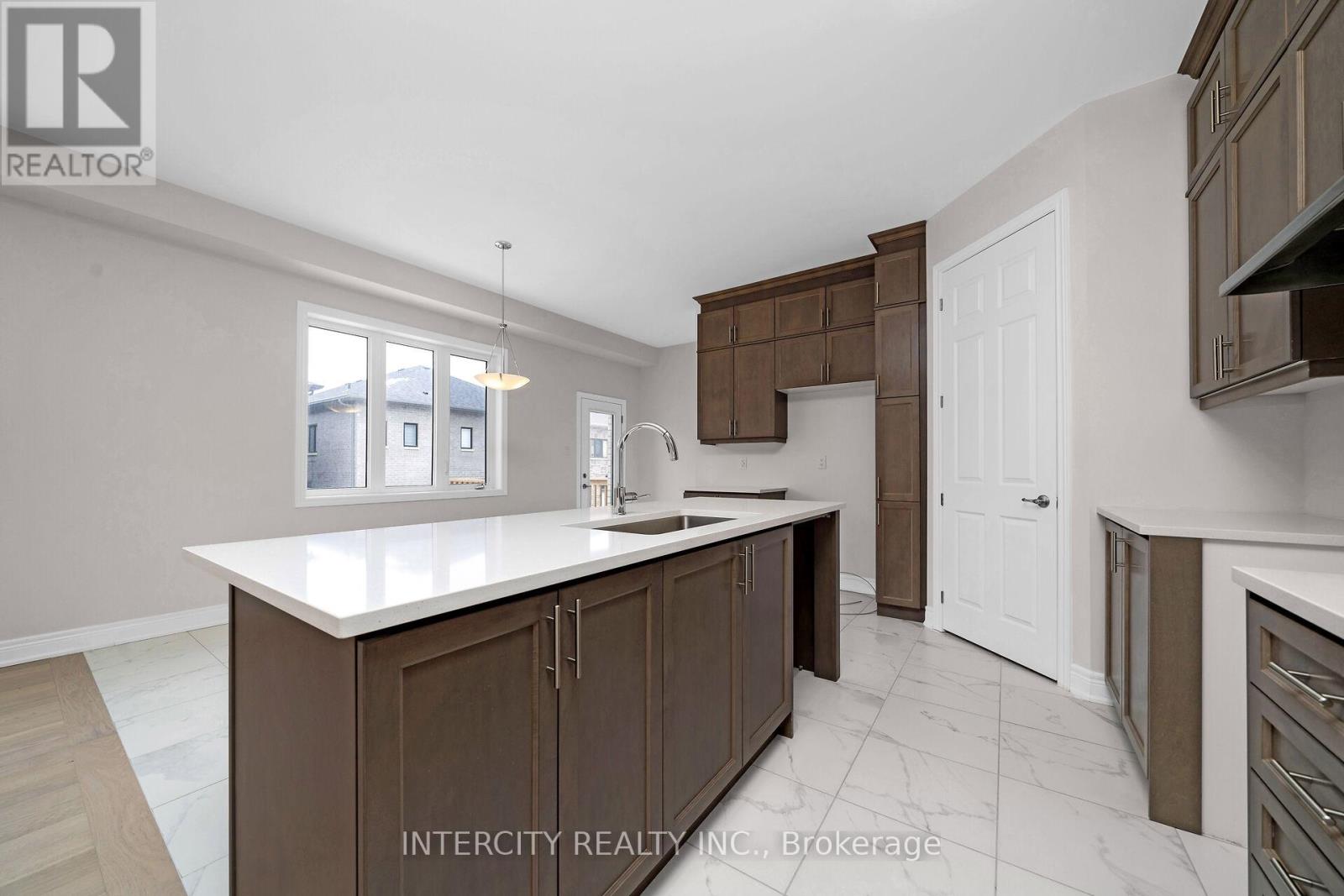 Photo 13 of 39 Keyworth Crescent, Brampton ON