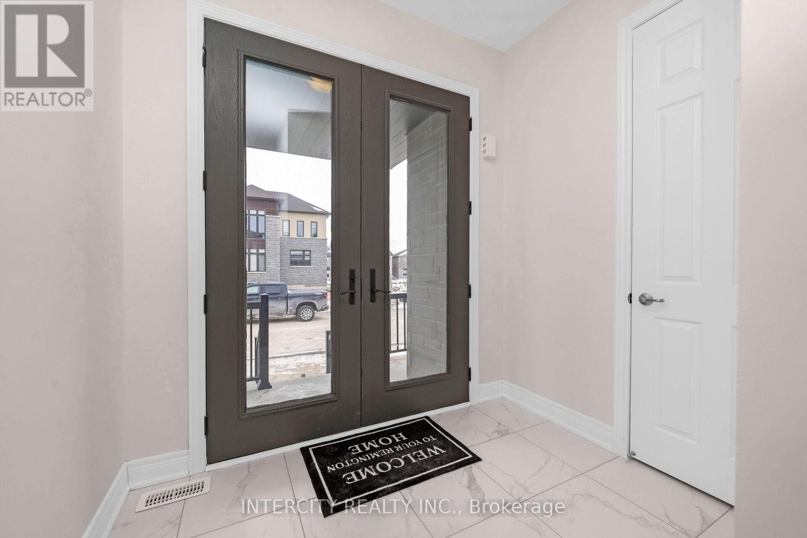 Photo 3 of 39 Keyworth Crescent, Brampton ON