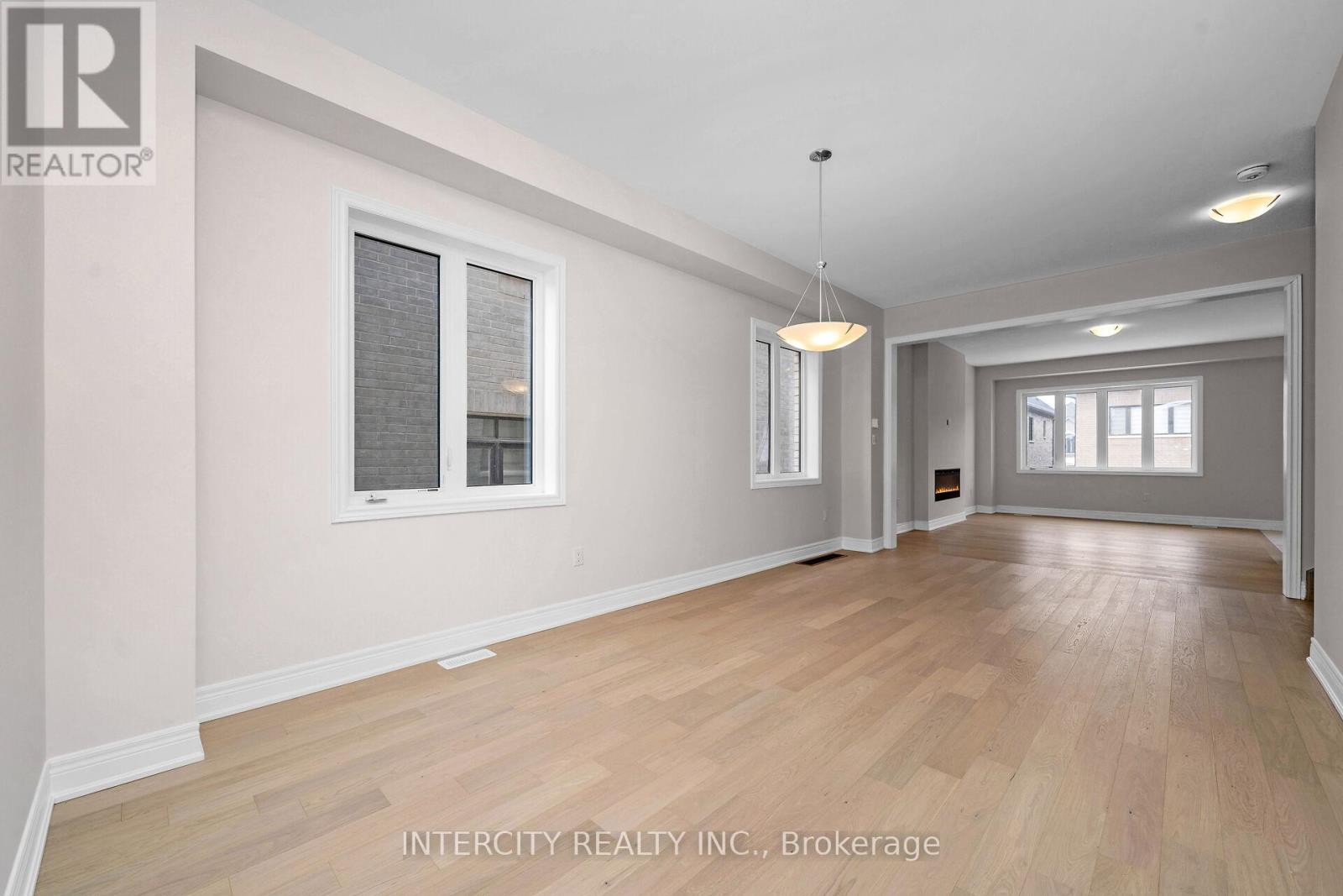 Photo 4 of 39 Keyworth Crescent, Brampton ON
