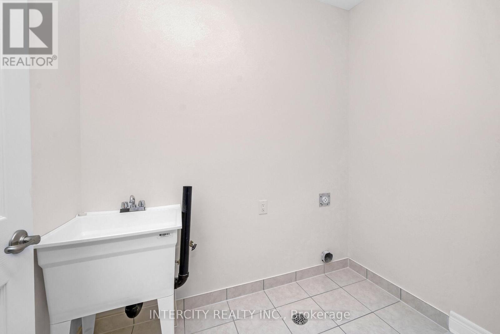 Photo 33 of 39 Keyworth Crescent, Brampton ON