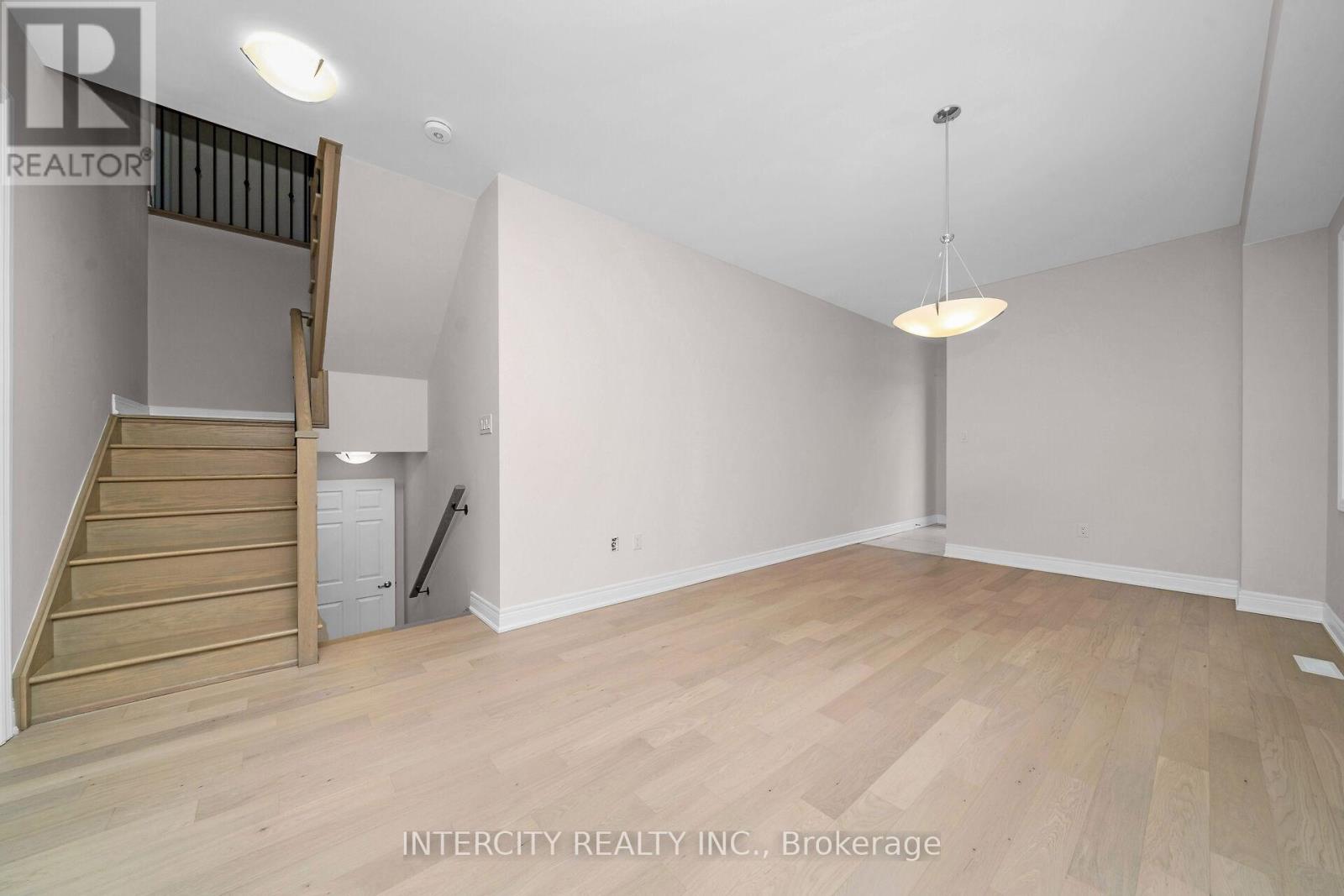 Photo 6 of 39 Keyworth Crescent, Brampton ON