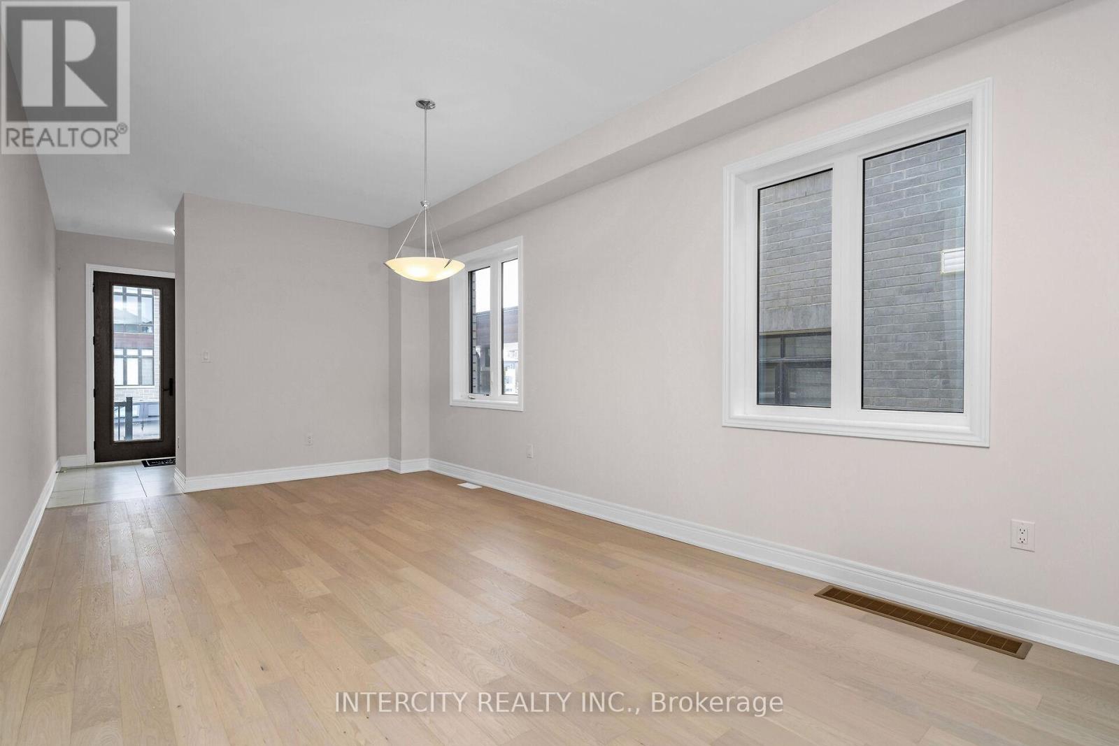 Photo 5 of 39 Keyworth Crescent, Brampton ON