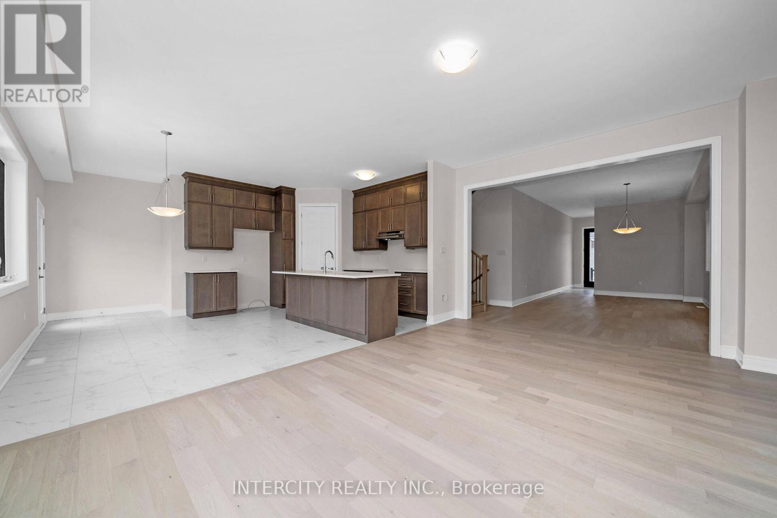 Photo 8 of 39 Keyworth Crescent, Brampton ON