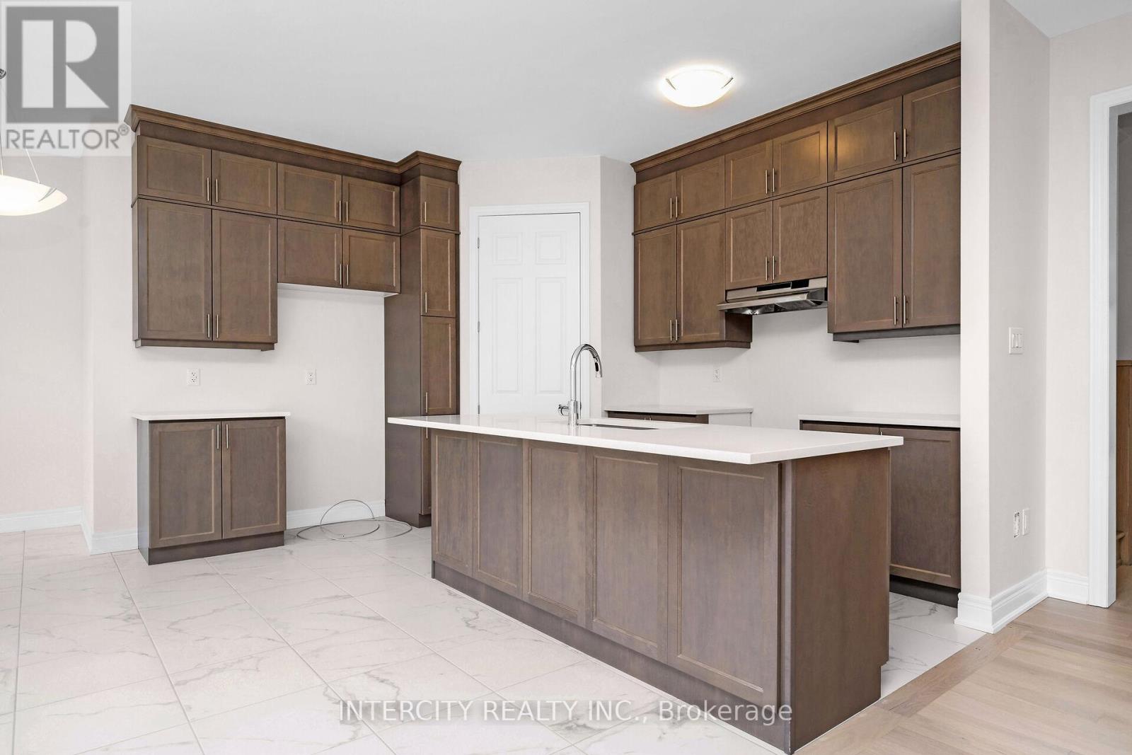 Photo 9 of 39 Keyworth Crescent, Brampton ON