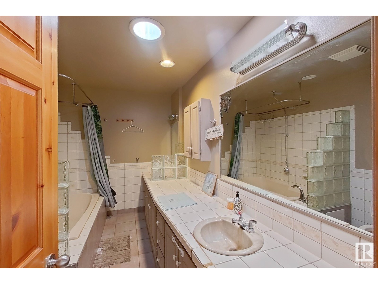 Photo 9 of 1036 38 St Nw, Edmonton AB
