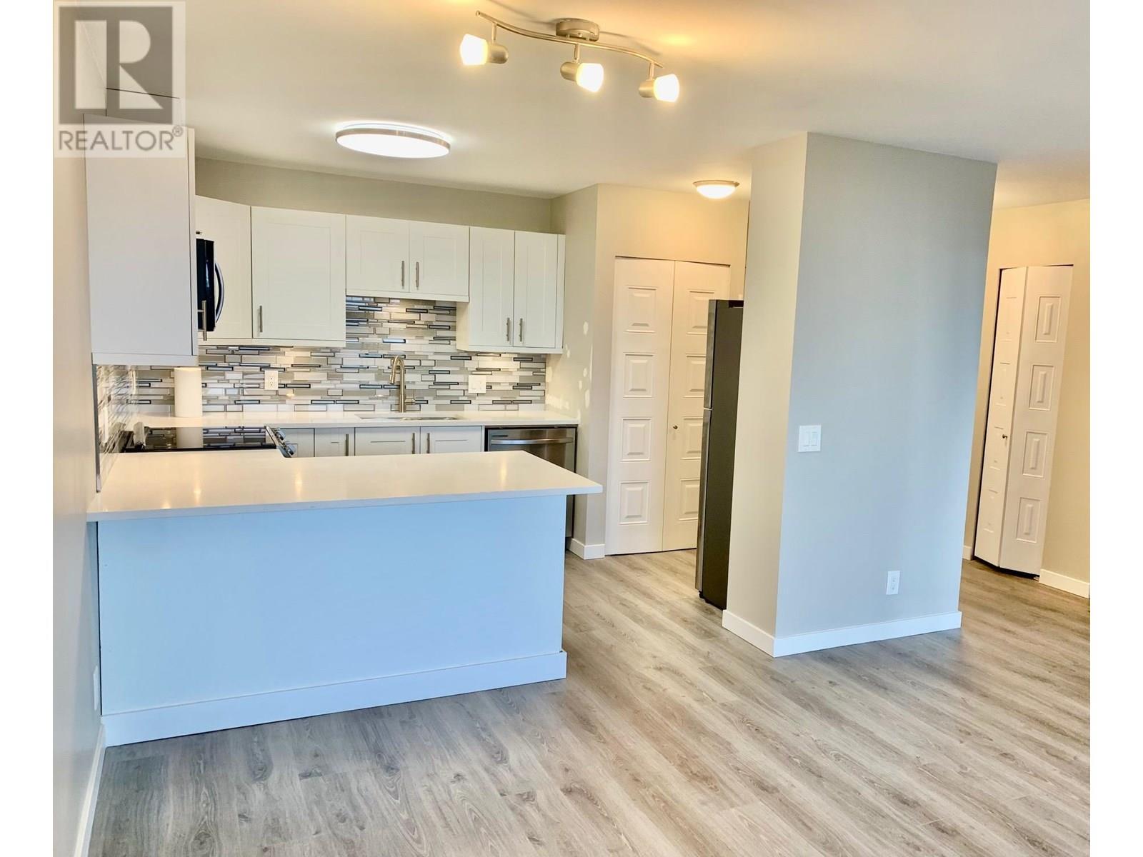 Photo 4 of 805 3970 Carrigan Court, Burnaby BC
