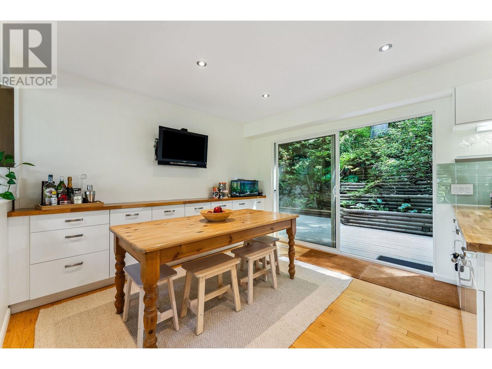 Photo 12 of 385 Oceanview Road, Lions Bay BC