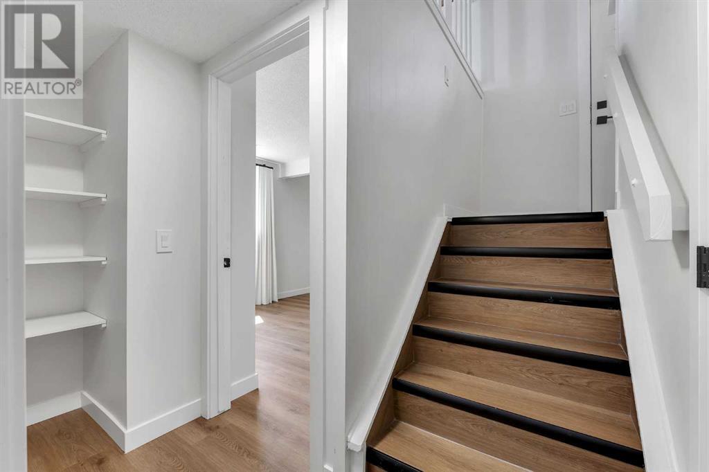 Single Family House Bi-level for Sale in  Oaktree Close SW Oakridge Calgary 