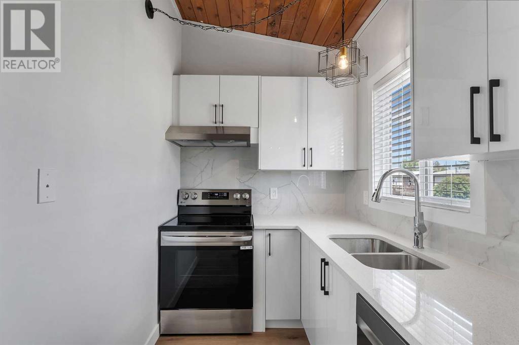 Single Family House Bi-level for Sale in  Oaktree Close SW Oakridge Calgary 