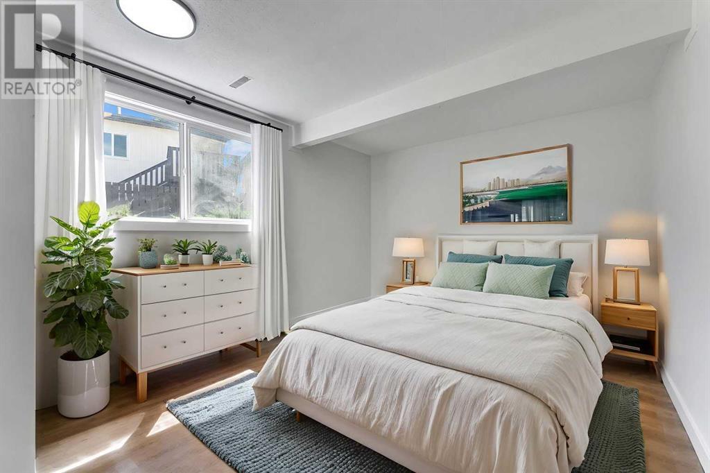 Single Family House Bi-level for Sale in  Oaktree Close SW Oakridge Calgary 