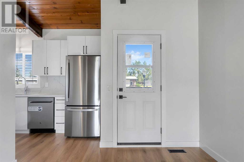 Single Family House Bi-level for Sale in  Oaktree Close SW Oakridge Calgary 