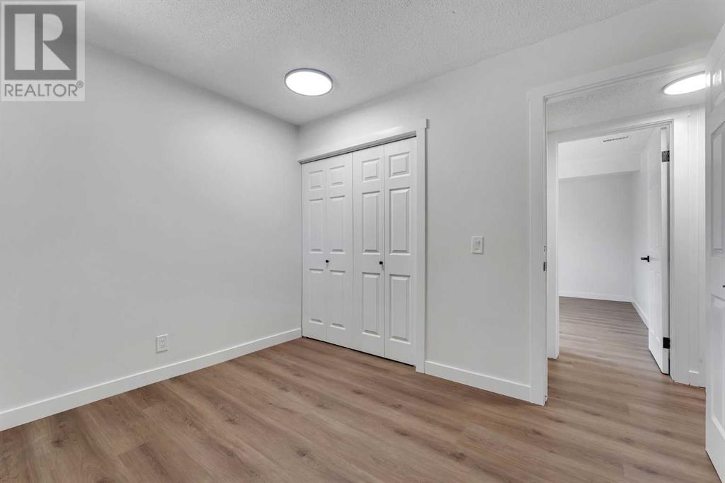 Single Family House Bi-level for Sale in  Oaktree Close SW Oakridge Calgary 