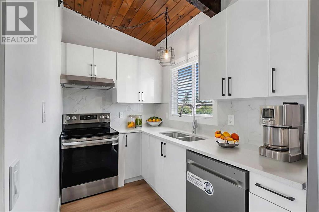 Single Family House Bi-level for Sale in  Oaktree Close SW Oakridge Calgary 
