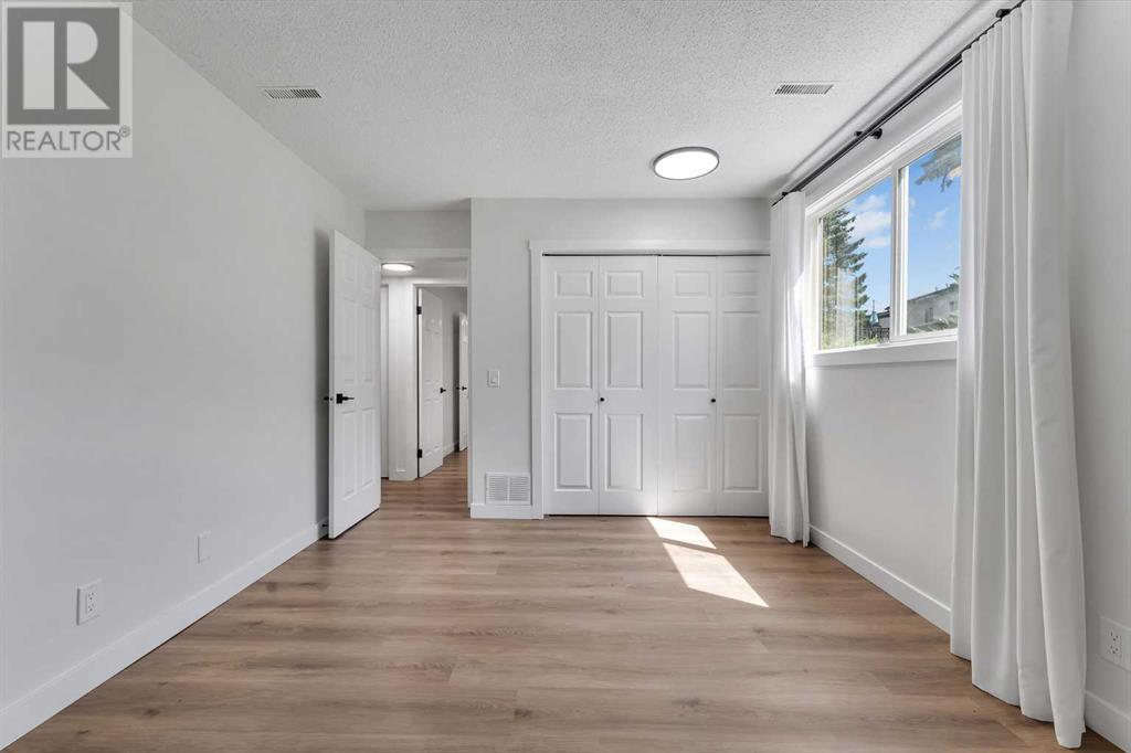 Single Family House Bi-level for Sale in  Oaktree Close SW Oakridge Calgary 