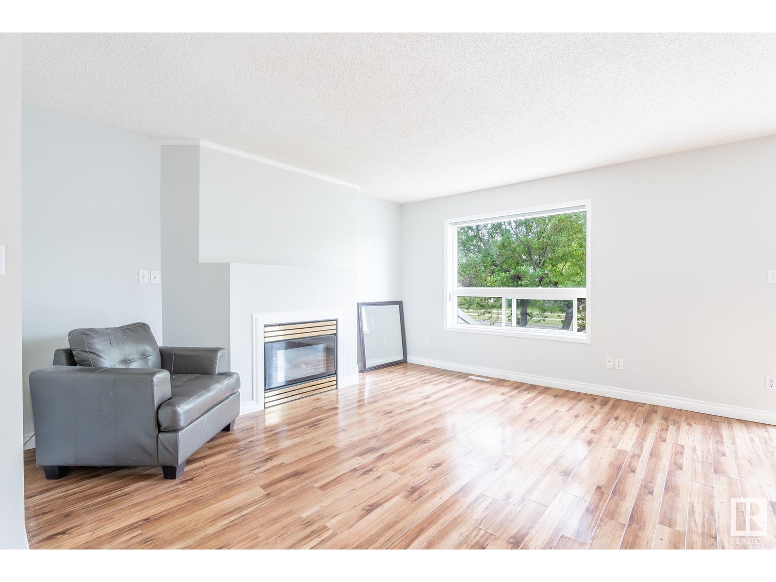 Photo 10 of 2 3311 58 St Nw, Edmonton AB