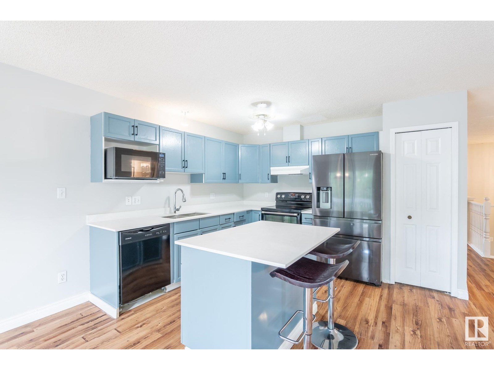 Photo 12 of 2 3311 58 St Nw, Edmonton AB