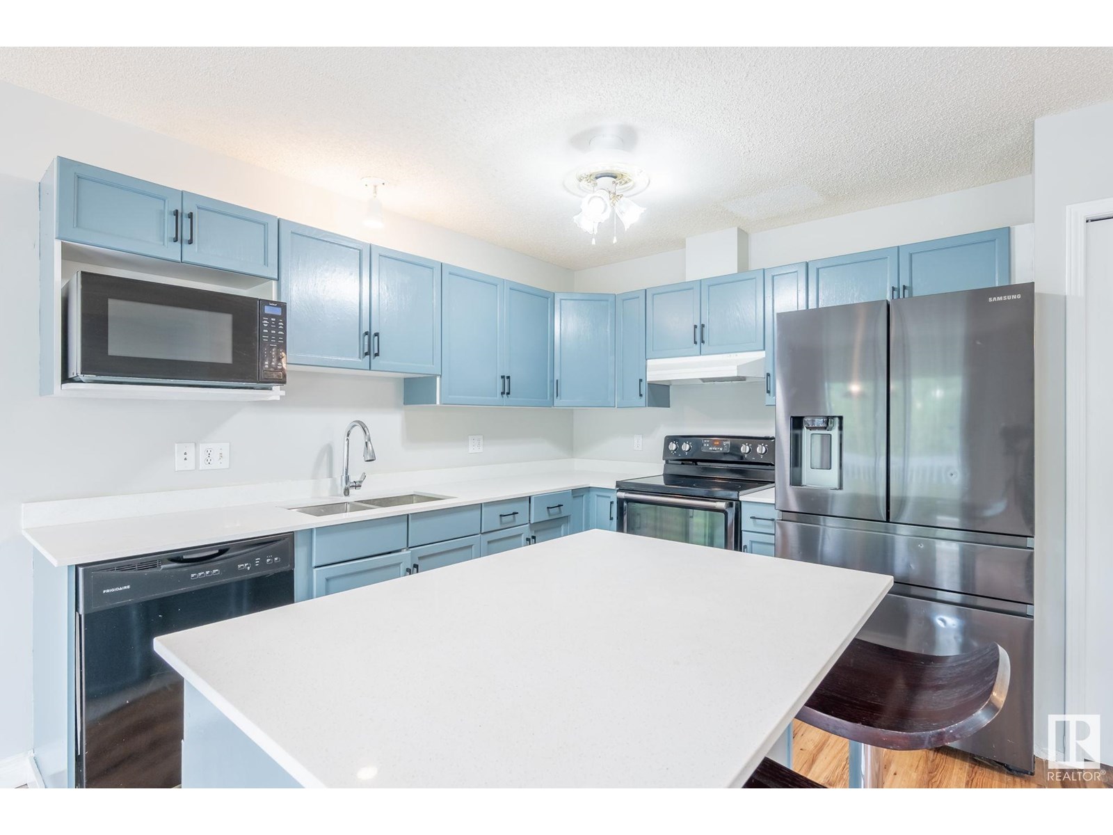 Photo 13 of 2 3311 58 St Nw, Edmonton AB