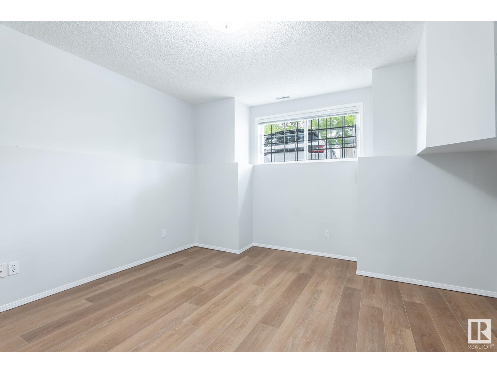 Photo 17 of 2 3311 58 St Nw, Edmonton AB