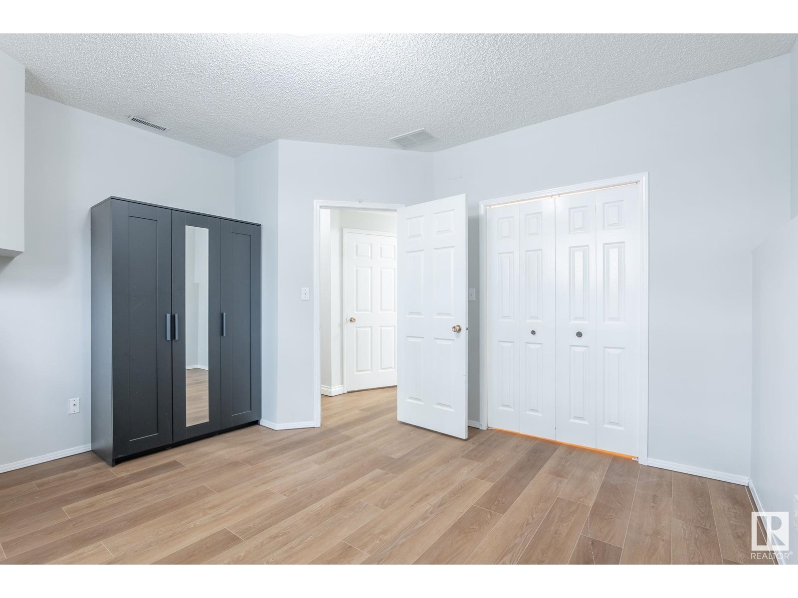 Photo 18 of 2 3311 58 St Nw, Edmonton AB