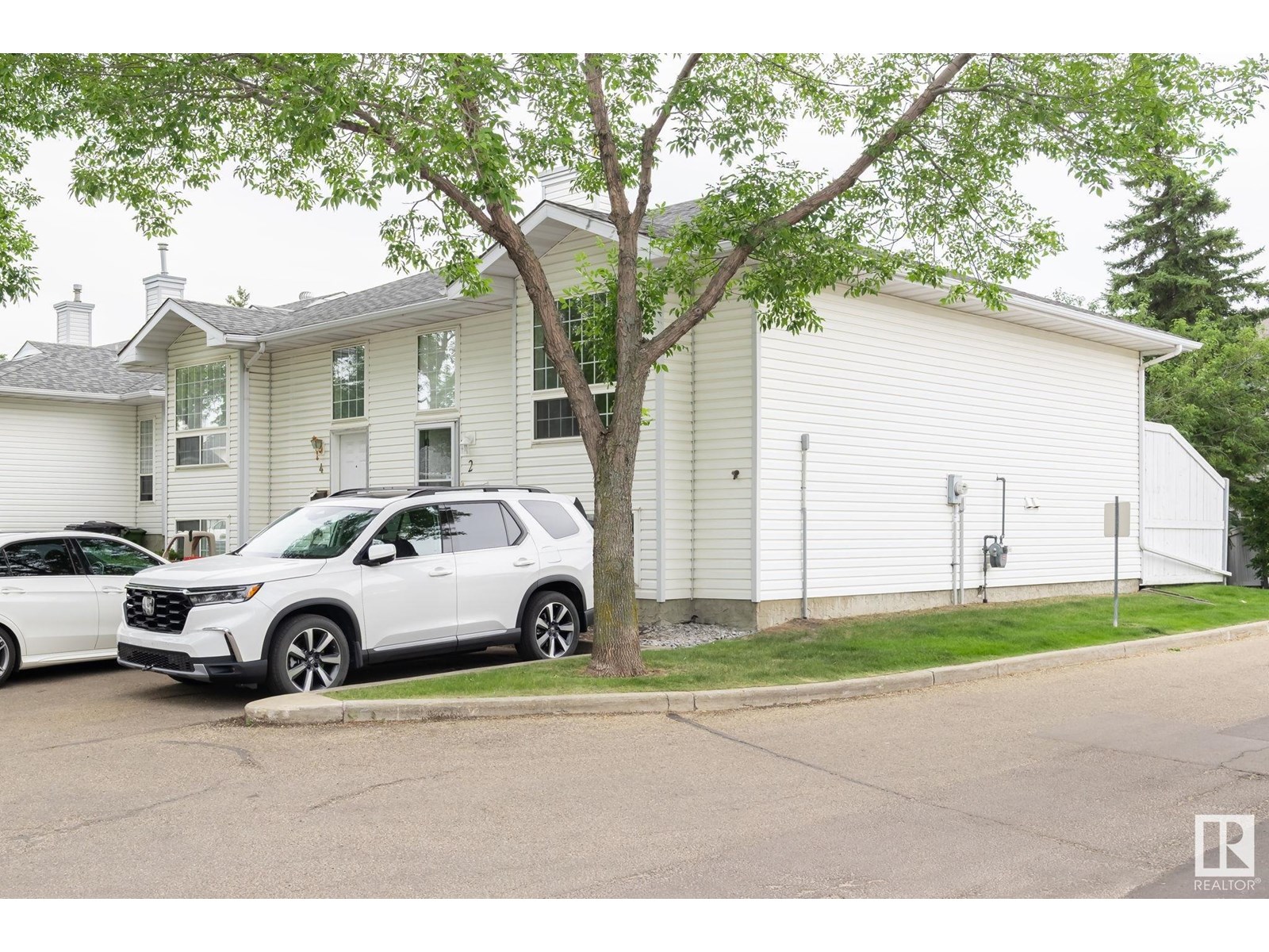 Photo 4 of 2 3311 58 St Nw, Edmonton AB
