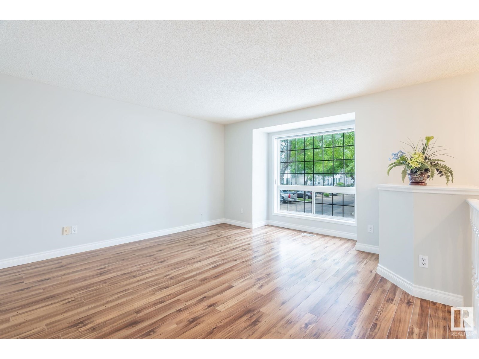 Photo 6 of 2 3311 58 St Nw, Edmonton AB
