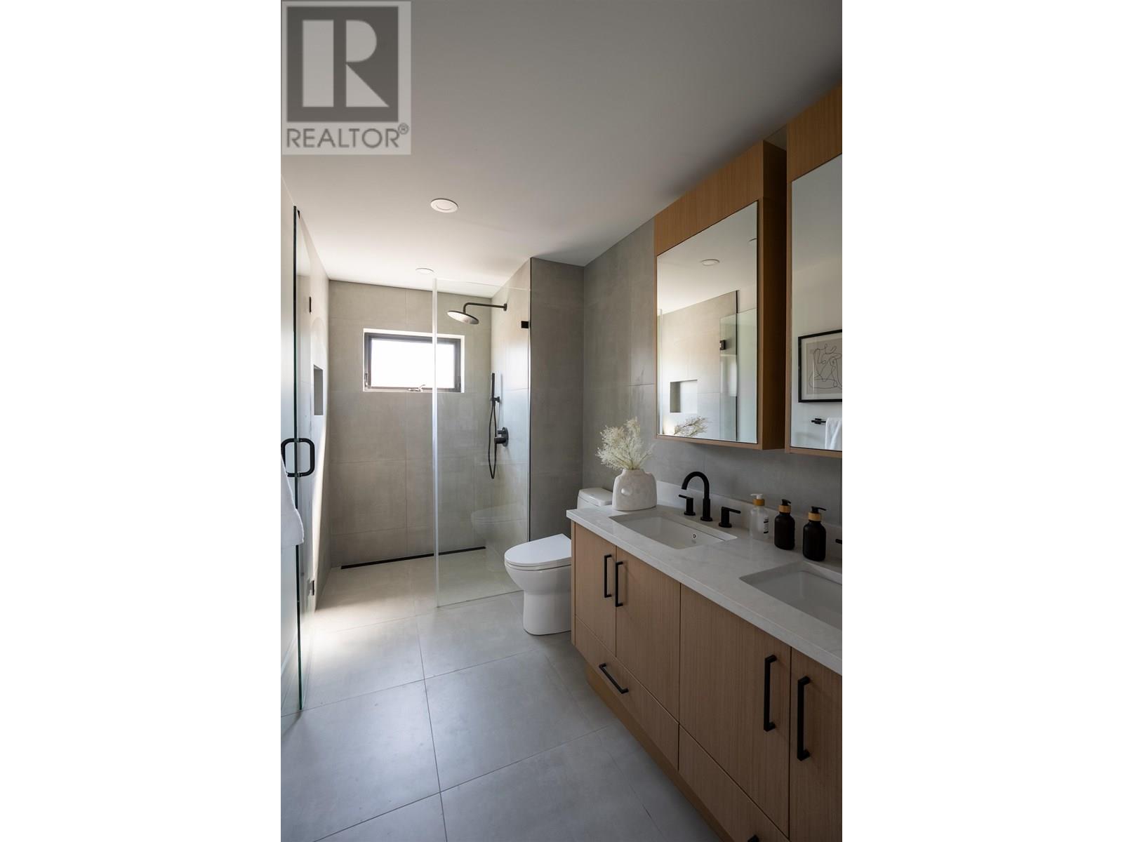 Photo 9 of 2 356 E 40th Avenue, Vancouver BC