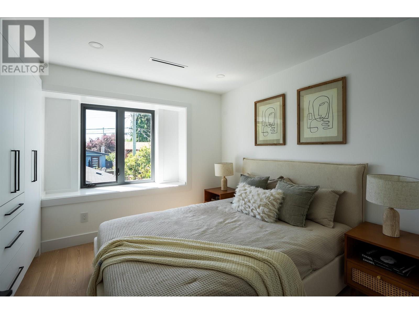 Photo 11 of 2 356 E 40th Avenue, Vancouver BC