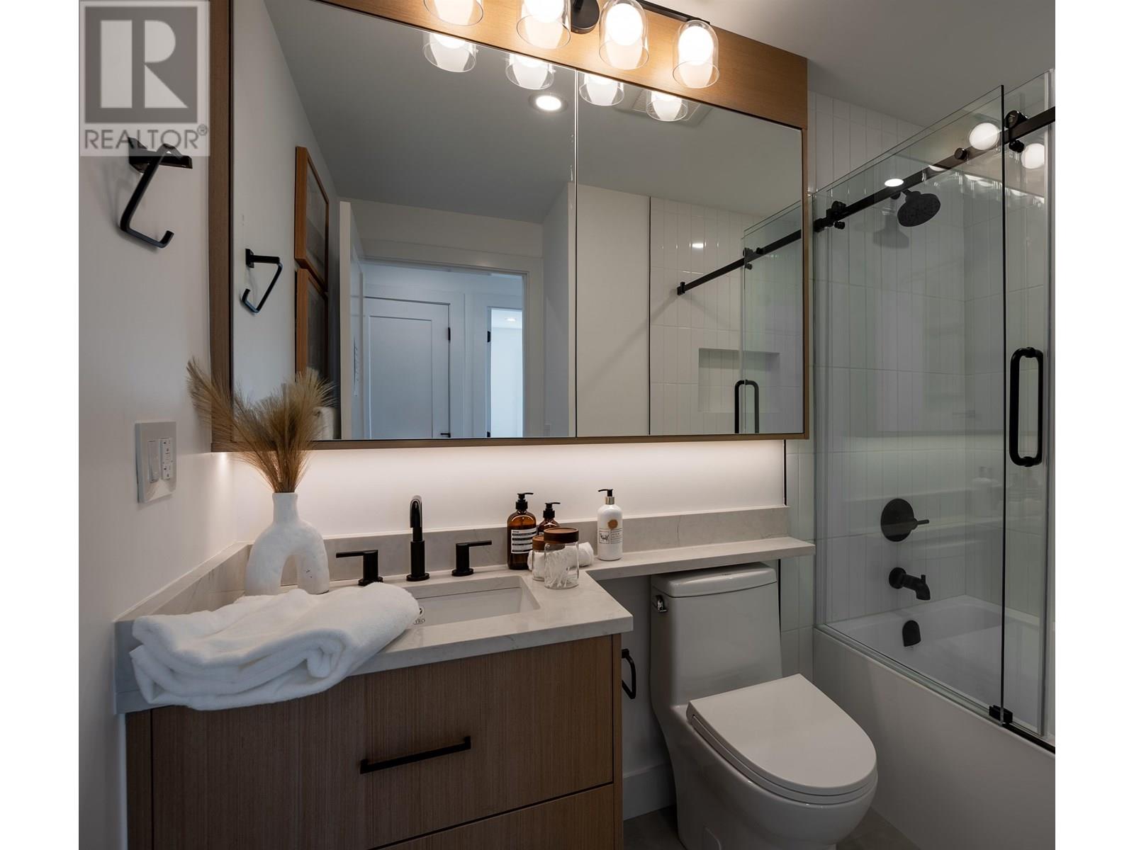 Photo 14 of 2 356 E 40th Avenue, Vancouver BC