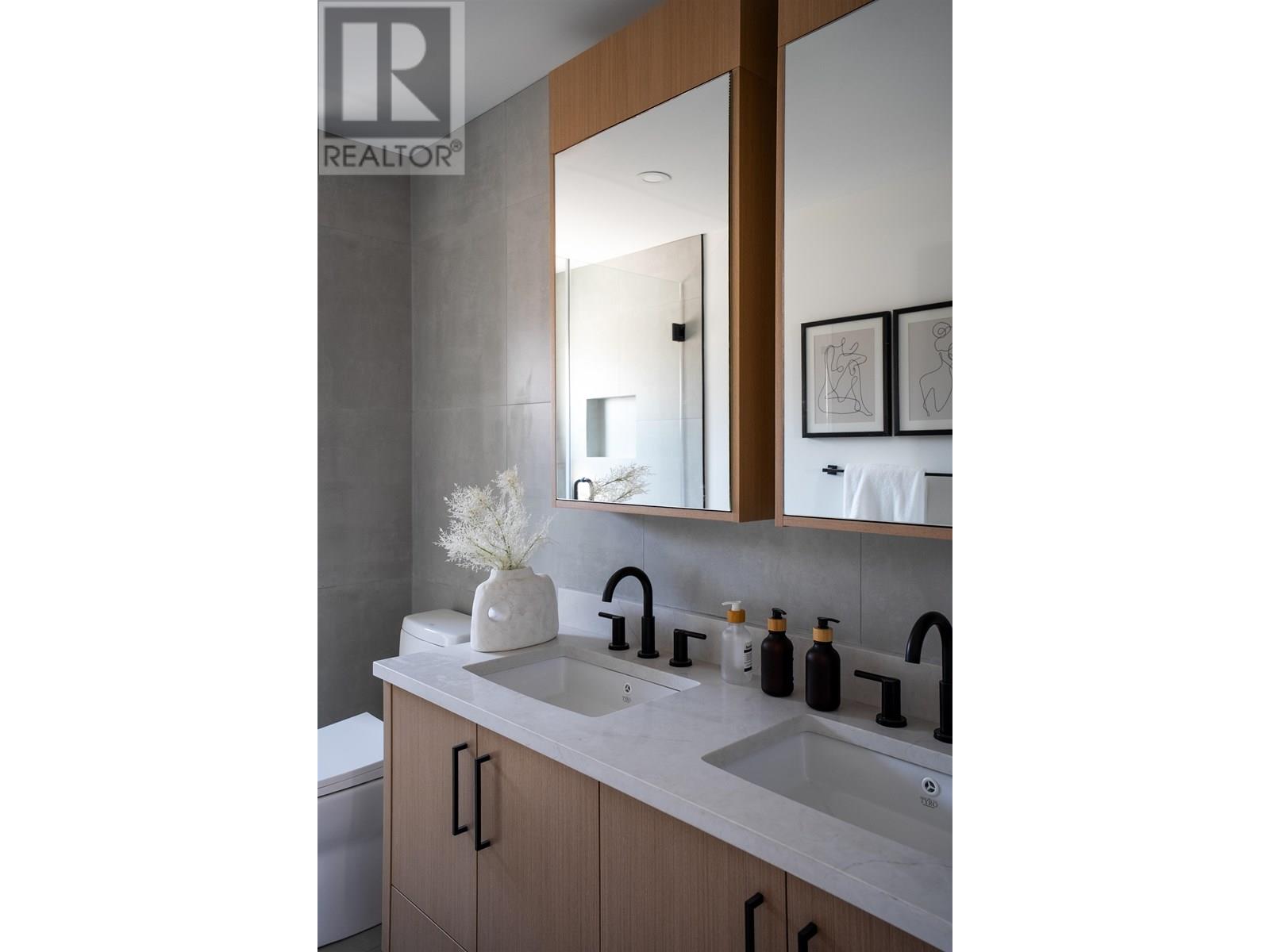 Photo 13 of 2 356 E 40th Avenue, Vancouver BC