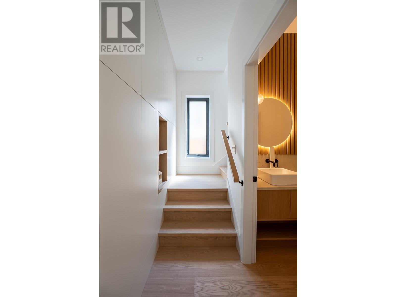 Photo 6 of 2 356 E 40th Avenue, Vancouver BC