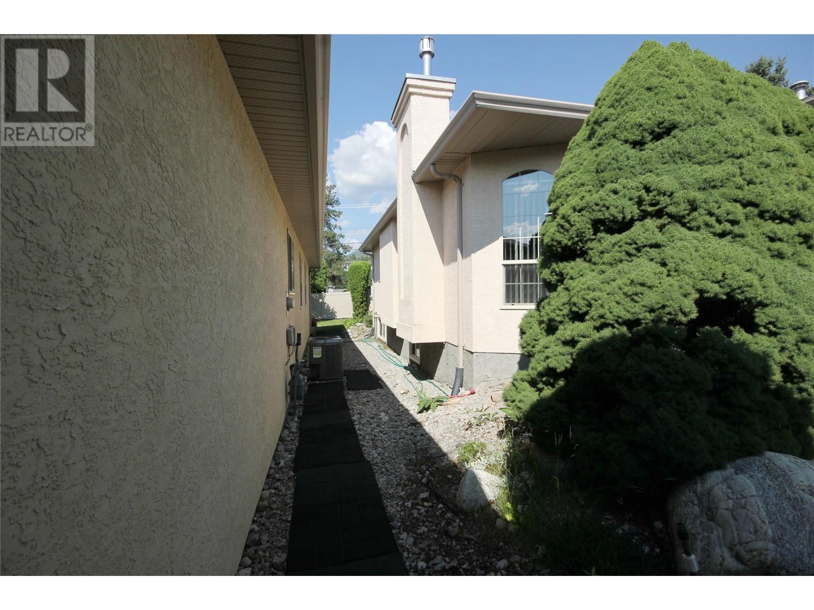 105 1634 Carmi Avenue, Penticton