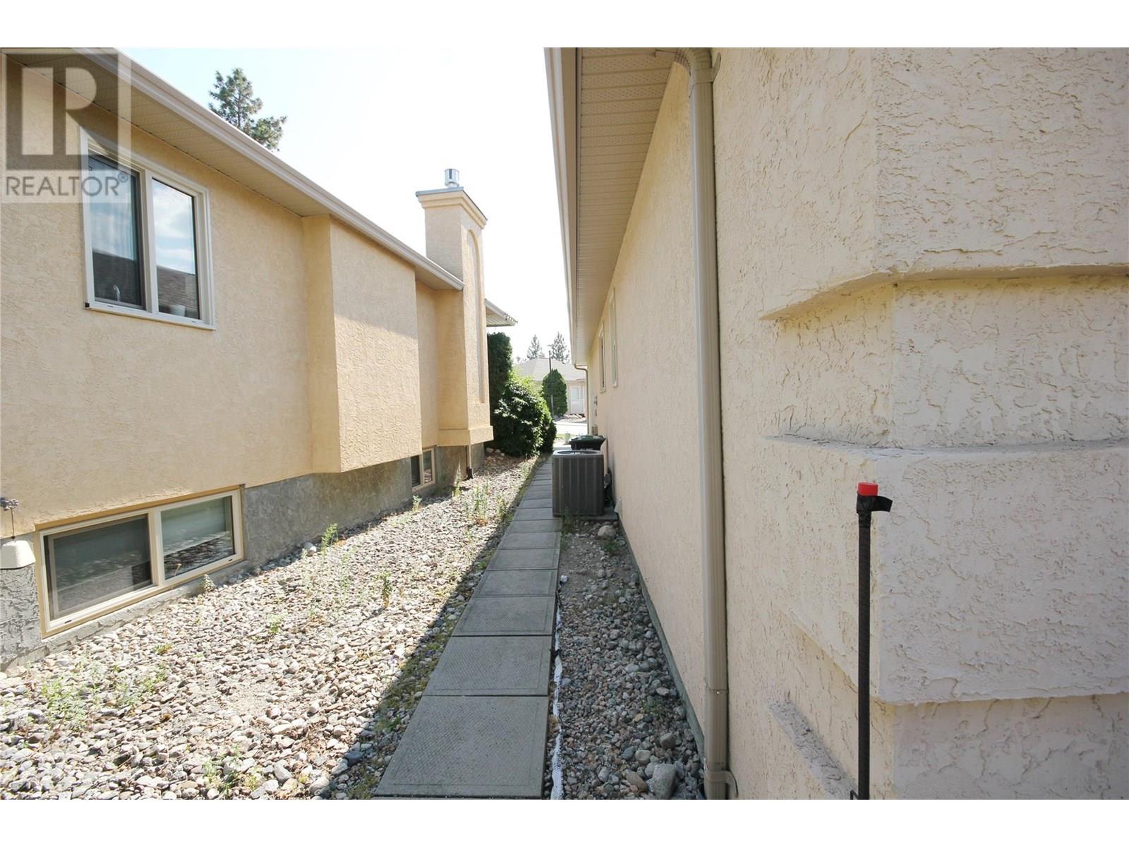 105 1634 Carmi Avenue, Penticton