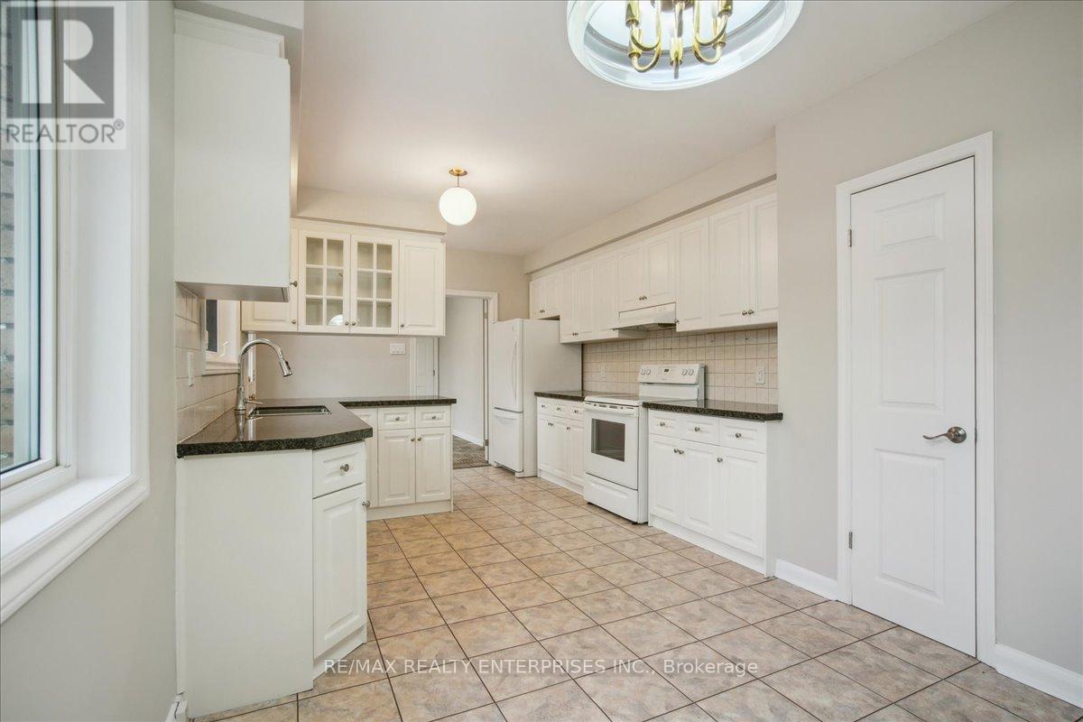 Photo 10 of 613 Sequin Crescent, Mississauga ON