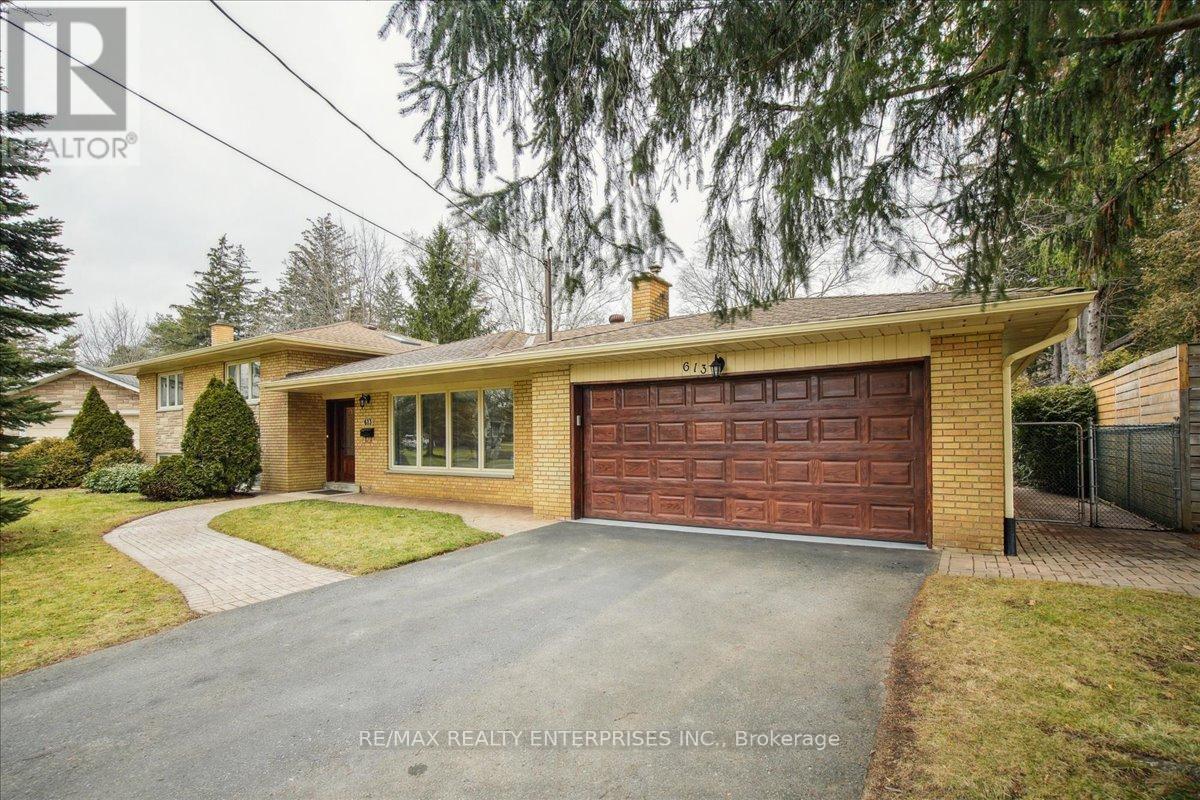 Photo 3 of 613 Sequin Crescent, Mississauga ON