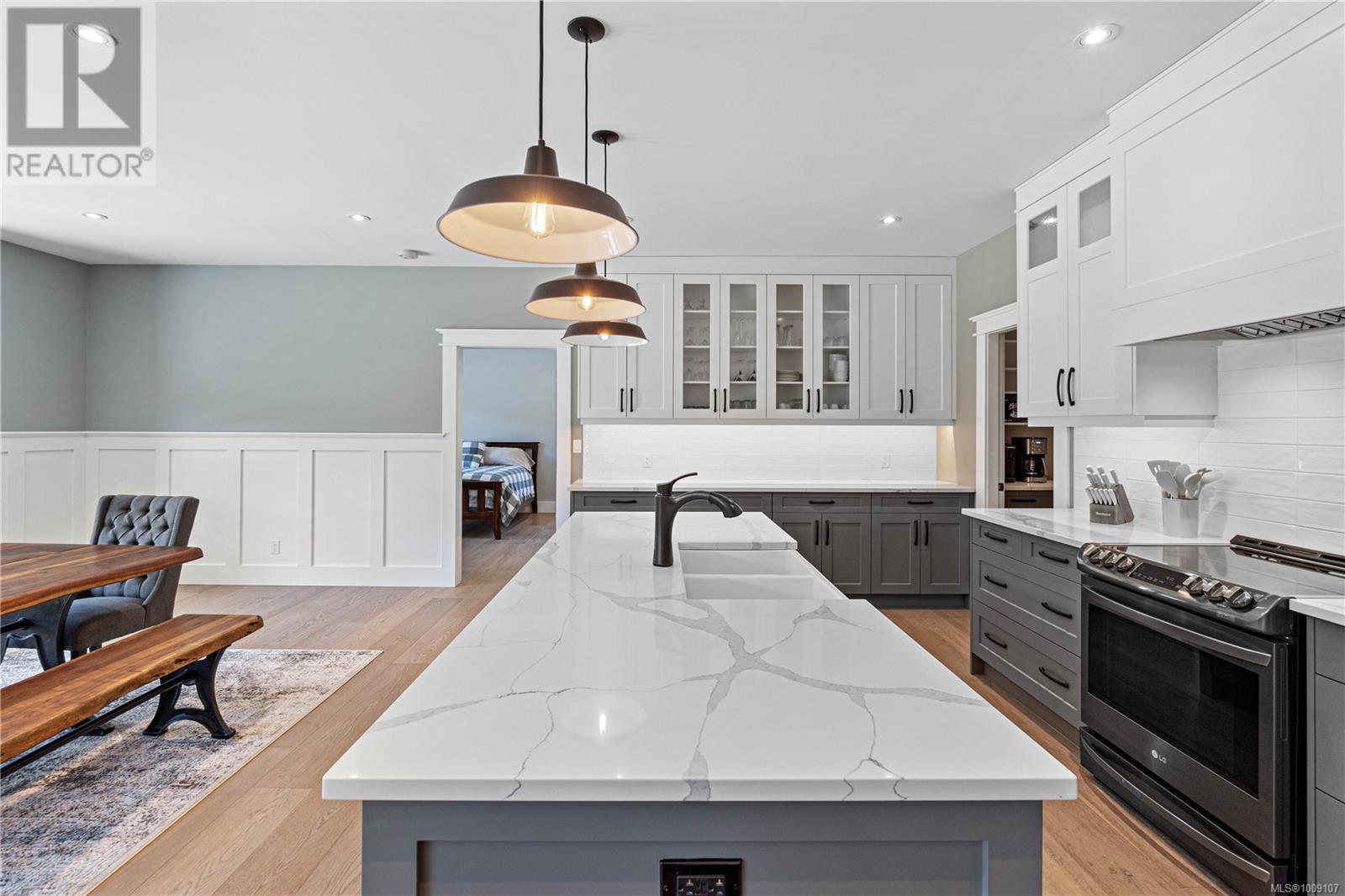 Photo 13 of 1227 Burbank Rd, Qualicum Beach BC