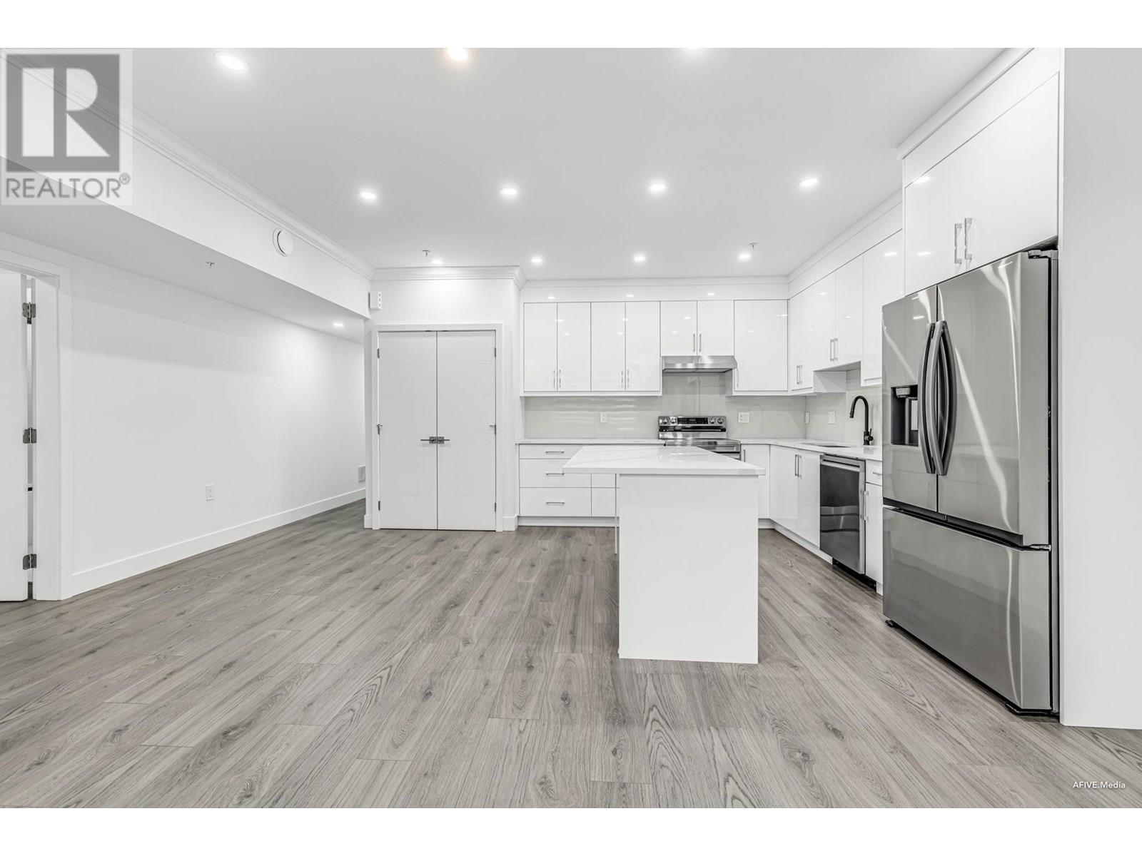 Photo 11 of 101 2122 E 32nd Avenue, Vancouver BC