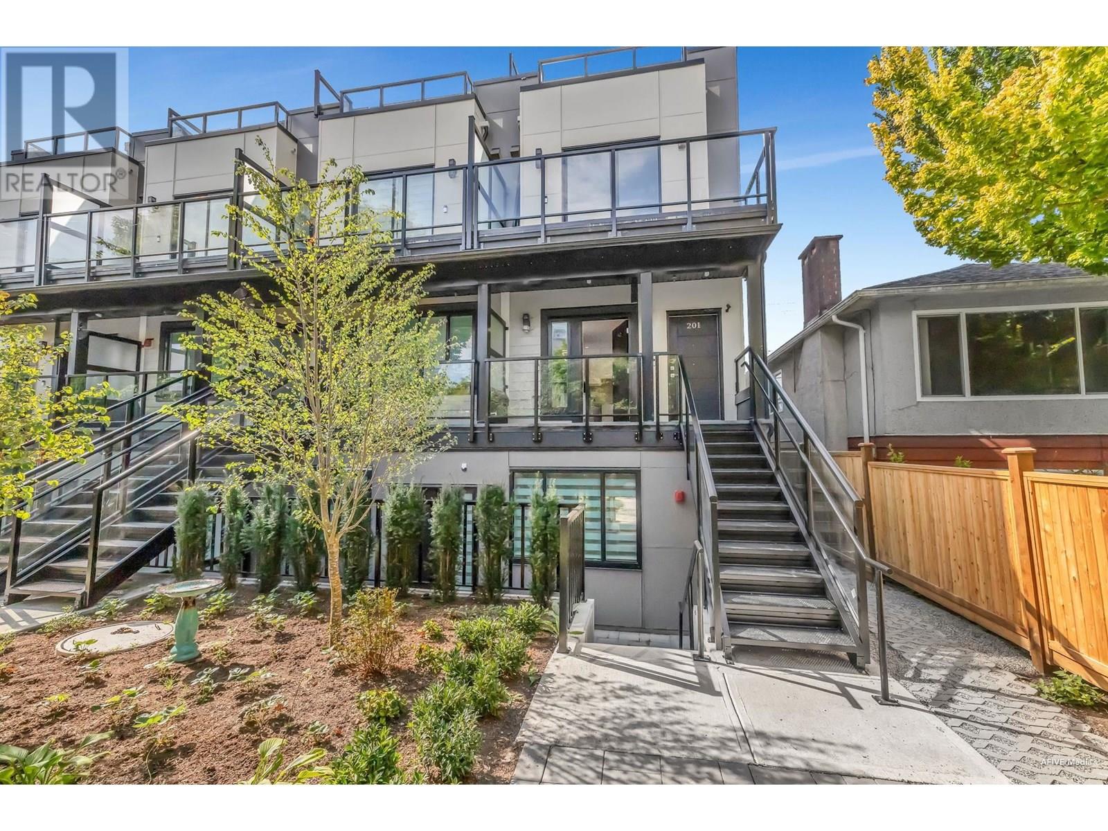 Photo 3 of 101 2122 E 32nd Avenue, Vancouver BC