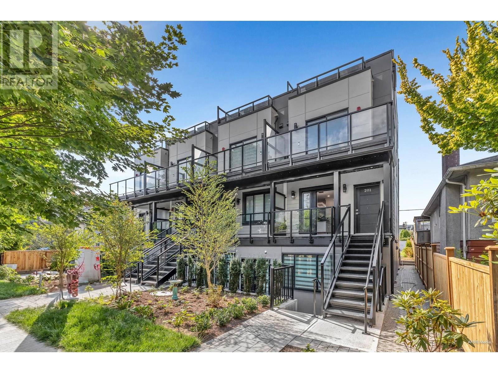 Photo 2 of 101 2122 E 32nd Avenue, Vancouver BC
