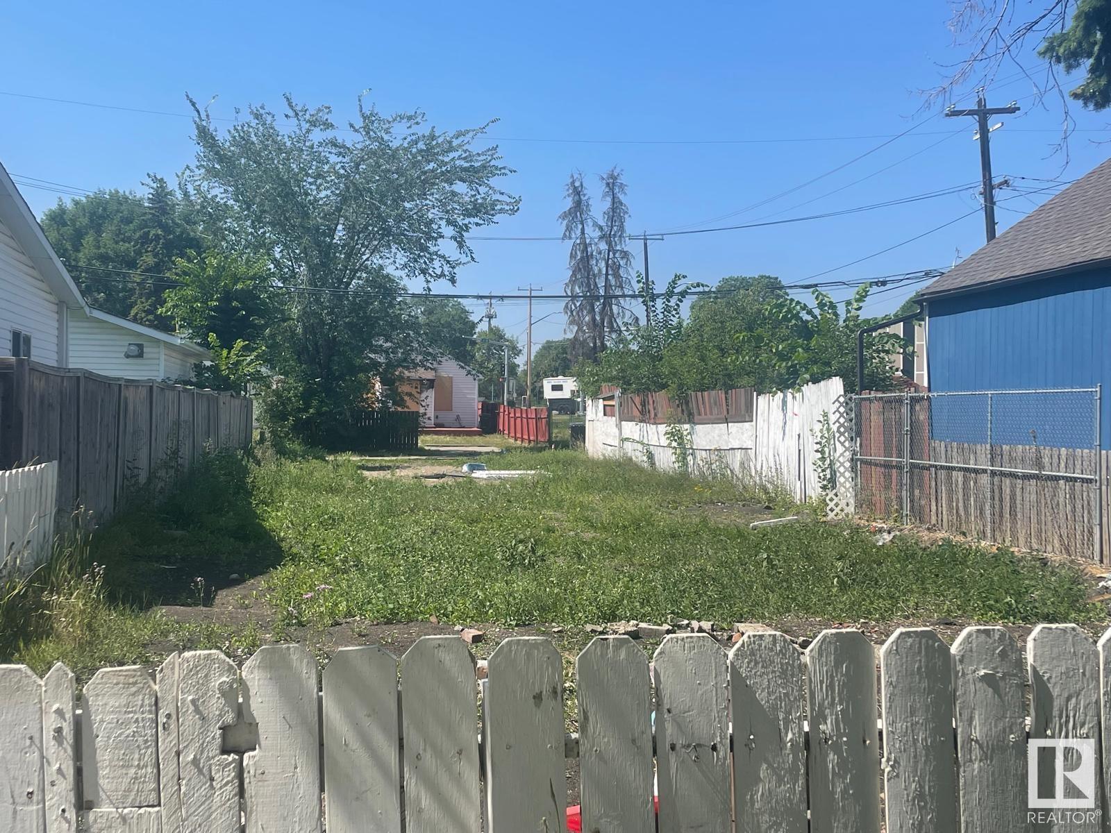Photo 3 of 11944 77 St Nw, Edmonton AB