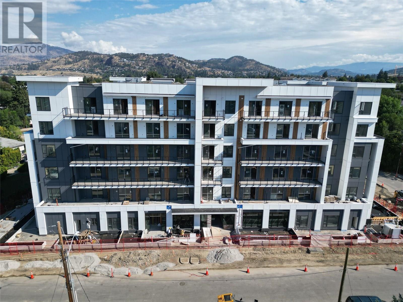 Photo 2 of 1380 Pridham Avenue, Kelowna BC