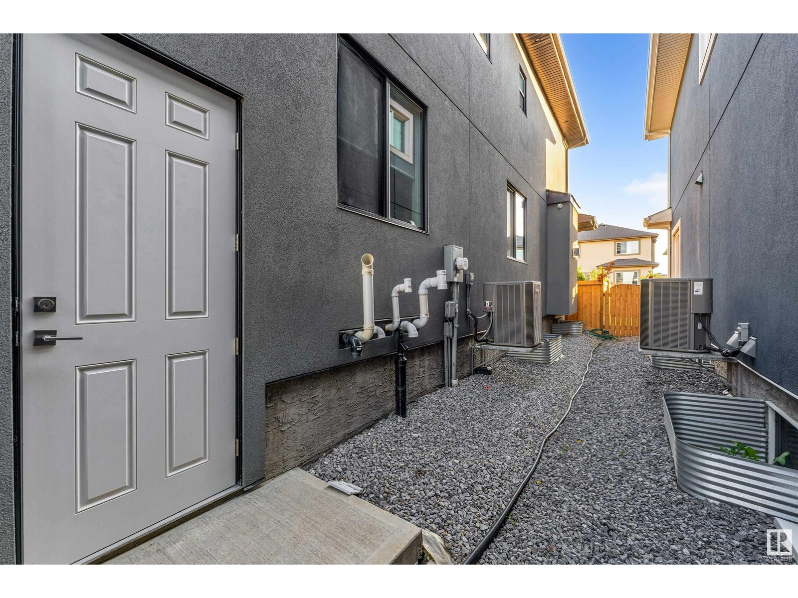 Photo 11 of 1935 19 Av Nw, Edmonton AB