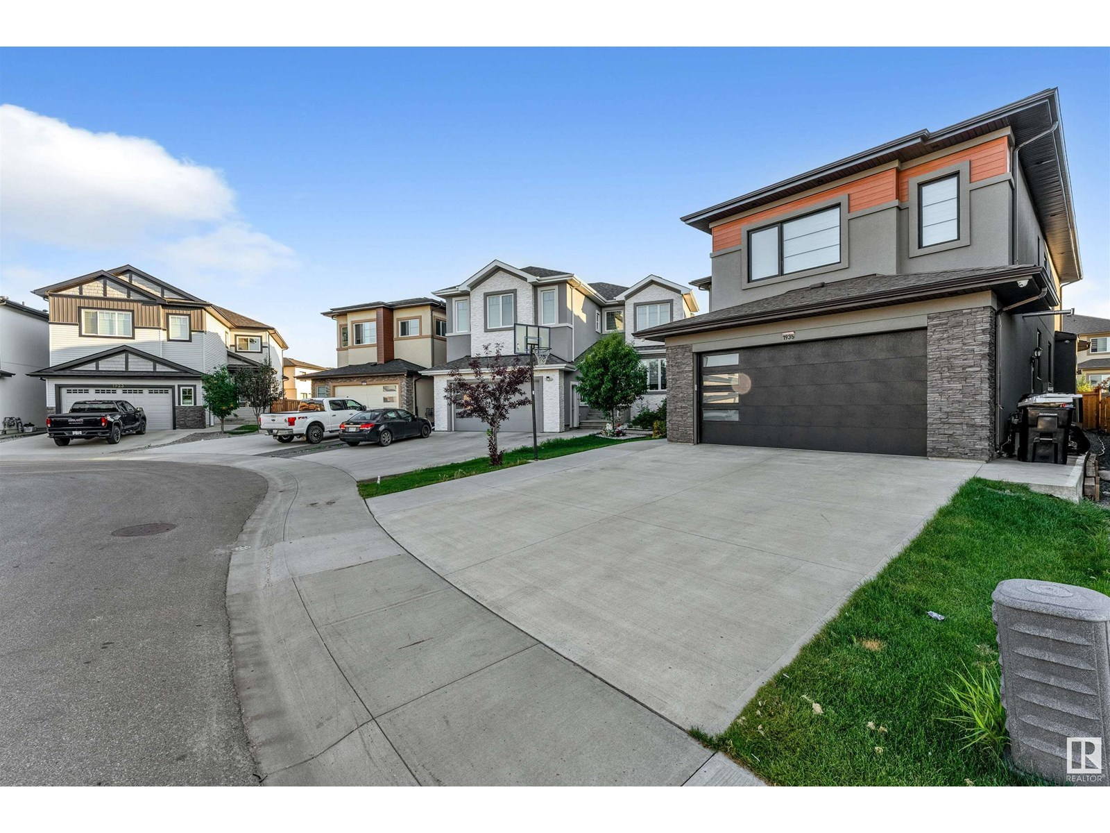 Photo 2 of 1935 19 Av Nw, Edmonton AB