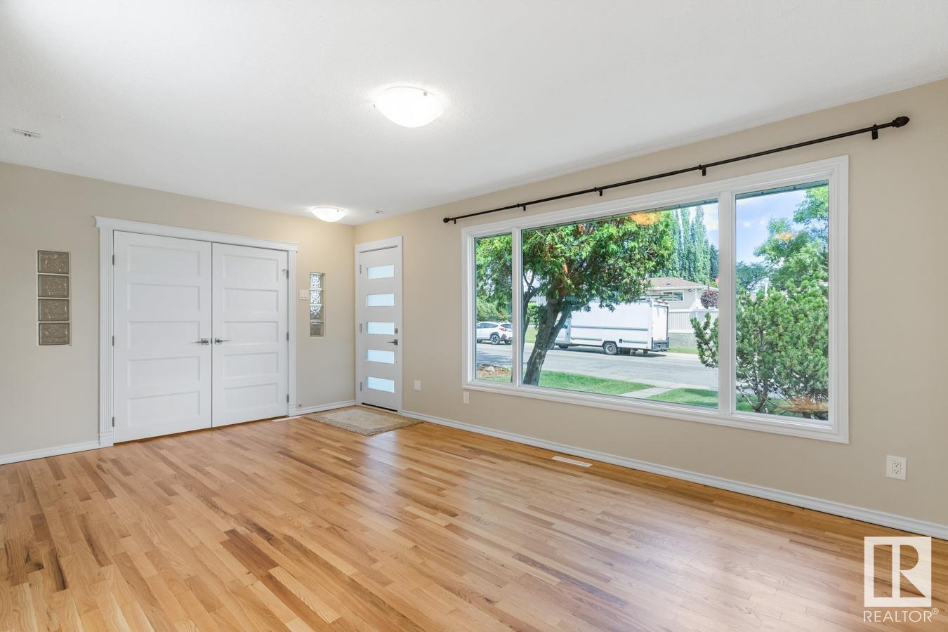 Photo 10 of 13908 57 St Nw, Edmonton AB