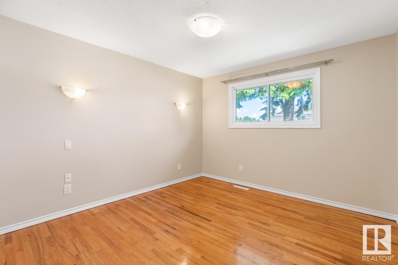 Photo 15 of 13908 57 St Nw, Edmonton AB