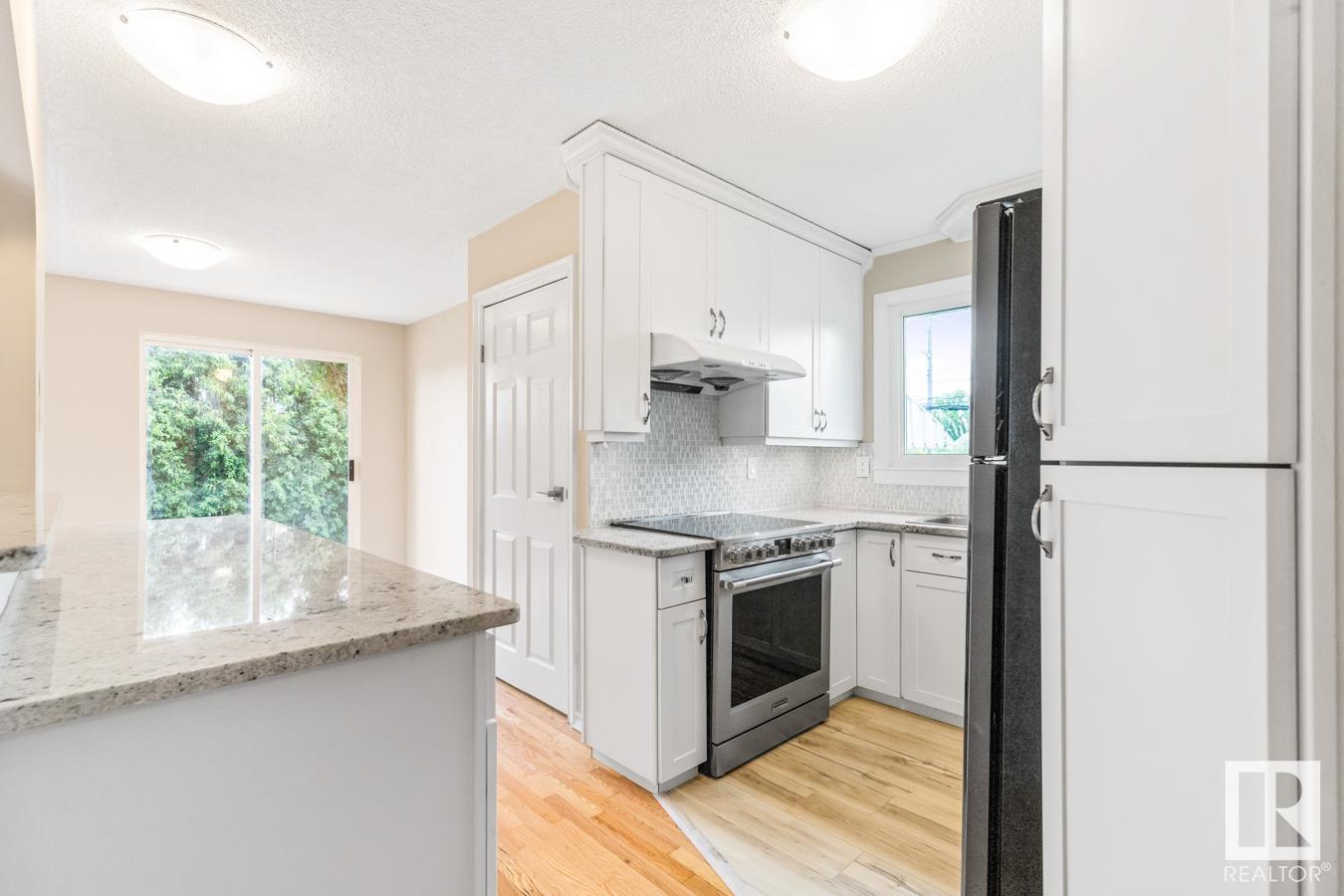 Photo 3 of 13908 57 St Nw, Edmonton AB