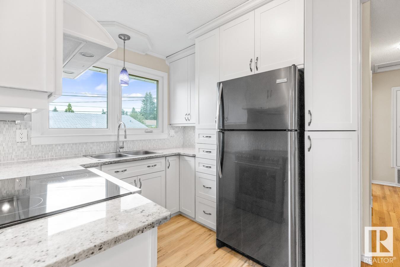 Photo 4 of 13908 57 St Nw, Edmonton AB